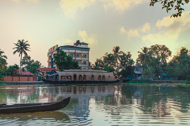 Royal Riviera Ξενοδοχείο Kumarakom Εξωτερικό φωτογραφία